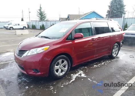 2014 Toyota Sienna Le V6 8 Passenger z USA, uszkodzony, nr VIN 5TDKK3DC7ES429813